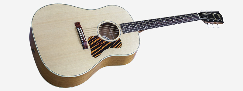 Фото GIBSON J-35 Antique Natural акустическая гитара со звукоснимателем и кейсом цвет натуральный