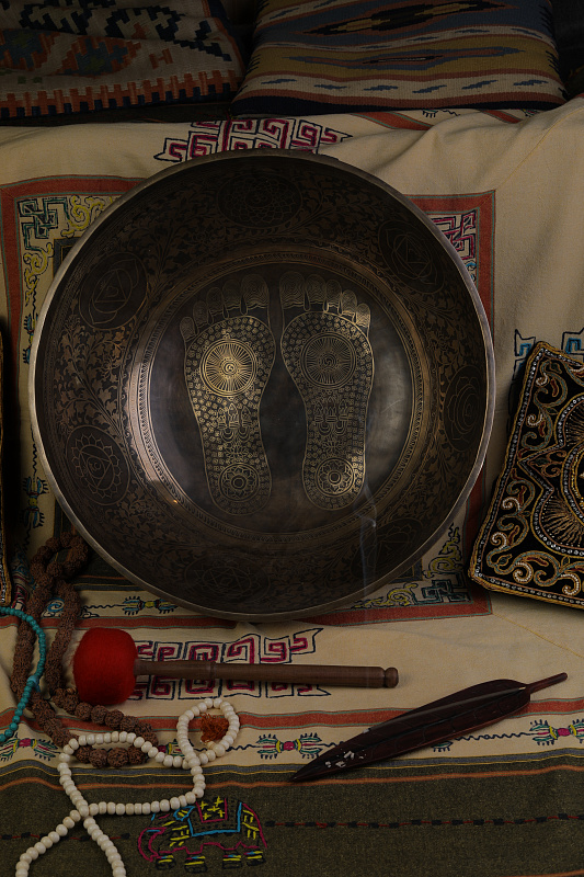 Фото Кованная поющая чаша Gangotry Eghting Carving "след Будды"