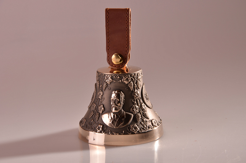 Фото Колокол — Коньячный завод «Шустов». Изображение Шустова, герб предприятия «Колокол», 1863