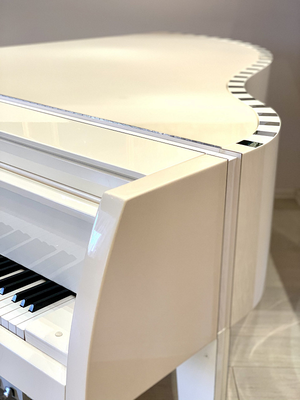 Фото Белый кабинетный рояль Sauter 210 Vivace Peter-Maly-Edition White Polished
