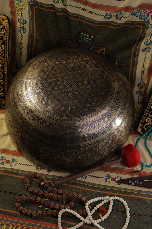 Фото Кованная поющая чаша Gangotry Eghting Carving "след Будды"