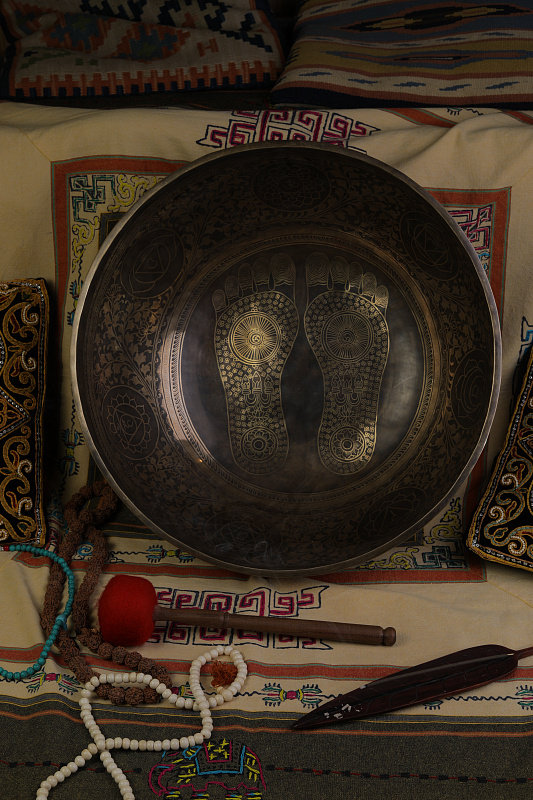 Фото Кованная поющая чаша Gangotry Eghting Carving "след Будды"