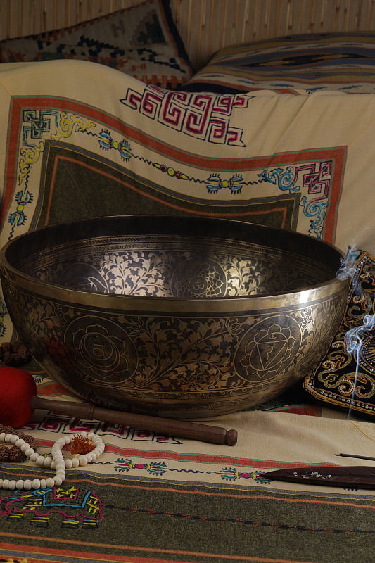 Фото Кованная поющая чаша Gangotry Eghting Carving "след Будды"